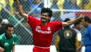 José Saturnino Cardozo festejando un gol