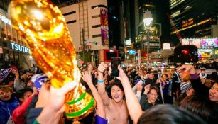 Aficionados japoneses esperan al semáforo rojo para celebrar