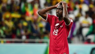 Almoez Ali de Qatar reacciona durante partido vs Senegal en la Copa del Mundo 2022