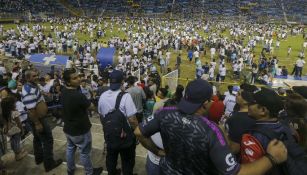 Clásico Nacional: Se guardó un minuto de silencio en el Azteca por la tragedia en El Salvador