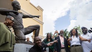 Usain Bolt devela su estatua