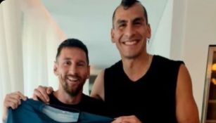 Guzmán y Messi con la playera 
