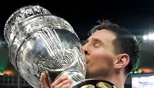 Messi con el trofeo de la competición 