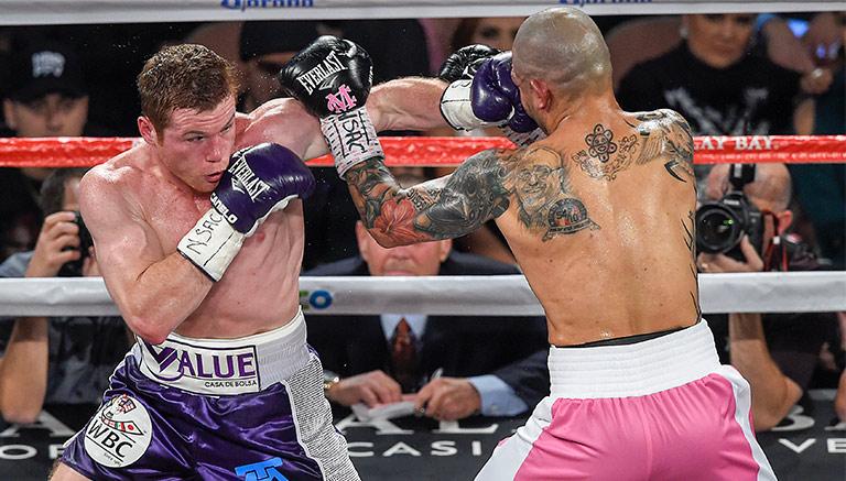 Saúl Álvarez, durante la pelea contra Miguel Cotto