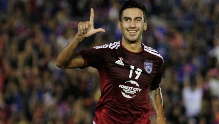 Juan Martín Lucero celebrando un gol con el Johor Darul