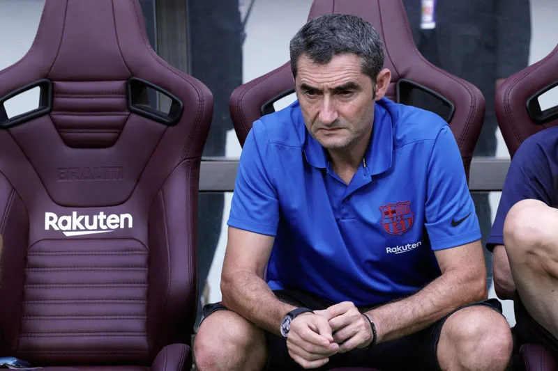 AP Ernesto Valverde observa el entrenamiento blaugrana
