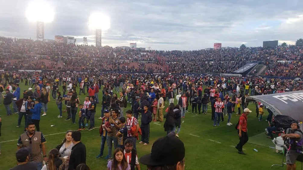STRAFFON IMAGES Gran cantidad de público invadió la cancha para resguardarse