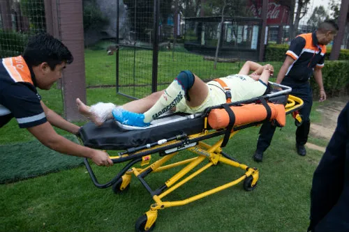 MIGUEL PONTÓN Lucero Cuevas en la camilla tras lesionase