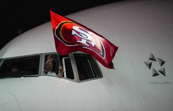 AP La bandera de los 49ers desde el avión que los transportó