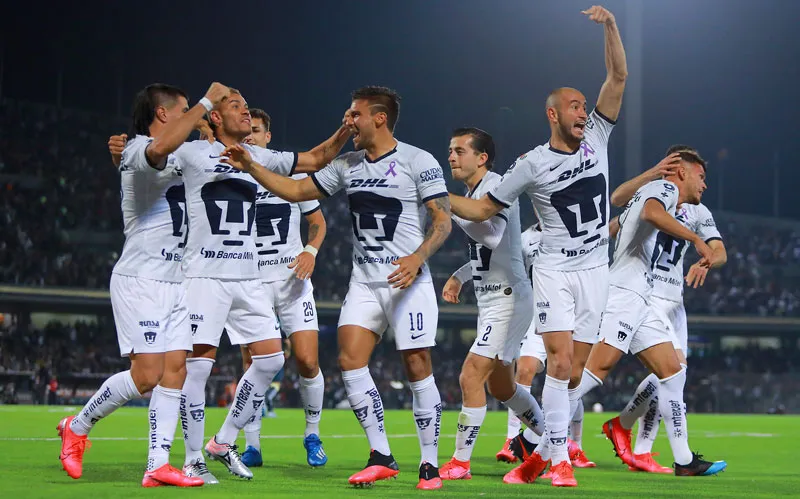 IMAGO7 Jugadores de Pumas celebran una anotación en CU