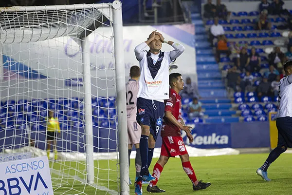 IMAGO7 Elsinho se lamenta tras una falla con el Celaya