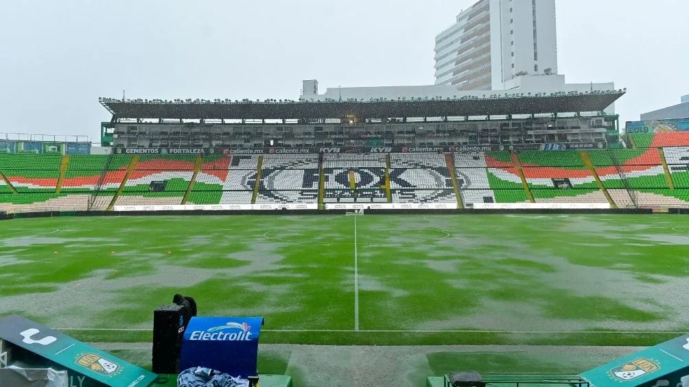 IMAGO7 Cancha inundada del Estadio de León