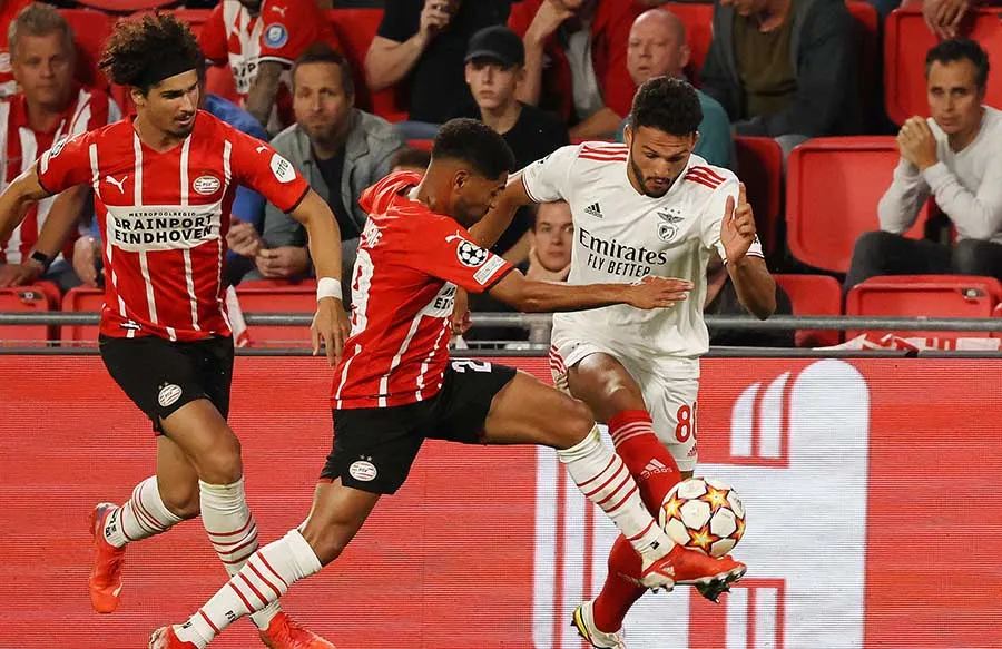 TWITTER @SLBenfica Gonçalo Ramos pelea el balón con Philipp Mwene