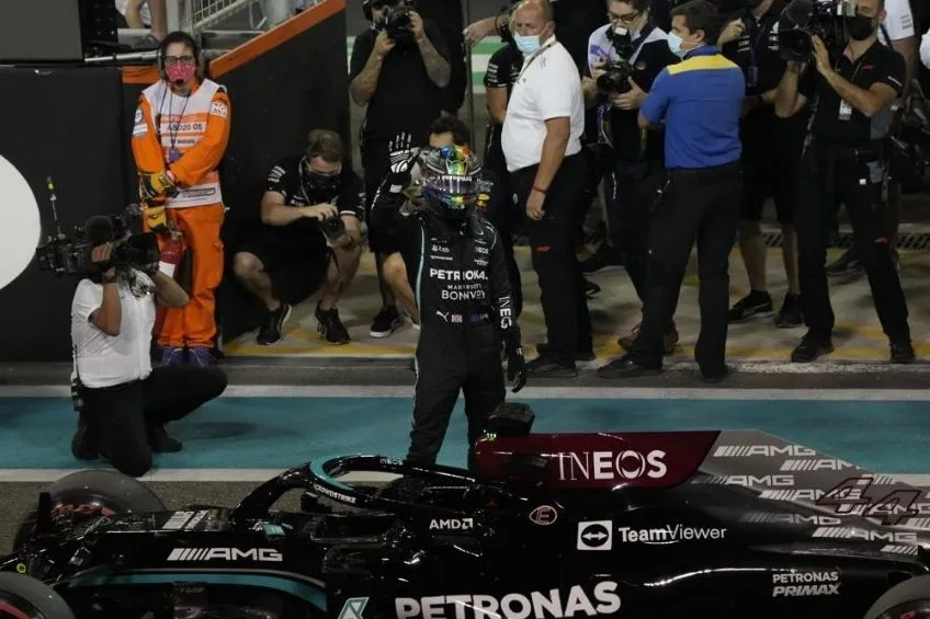 AP Hamilton saluda en un GP