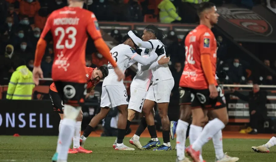 AP Juagdores del PSG celebran el gol de Mauro Icardi