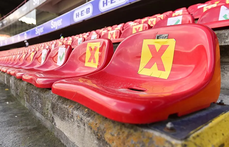 IMAGO7 Señalamientos de sana distancia en estadio