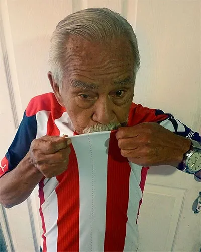 CHIVAS El exdefensa besa el escudo de Chivas