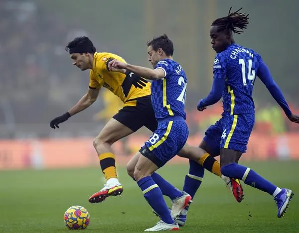 EFE Raúl Jiménez en acción con los Wolves