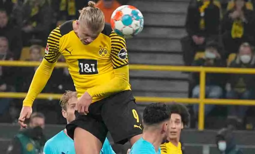 AP Haaland anotando gol de cabeza