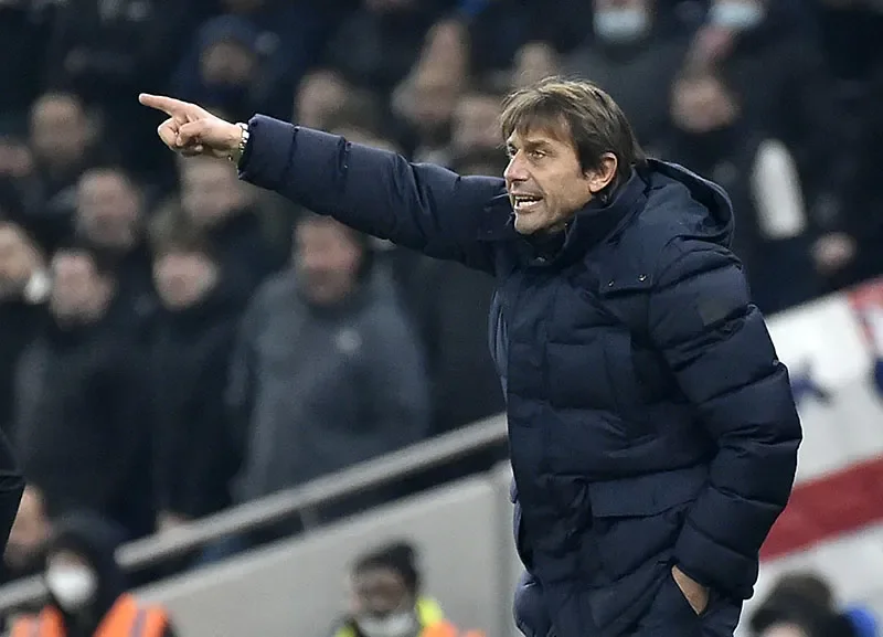 AP Conte durante un duelo del Tottenham