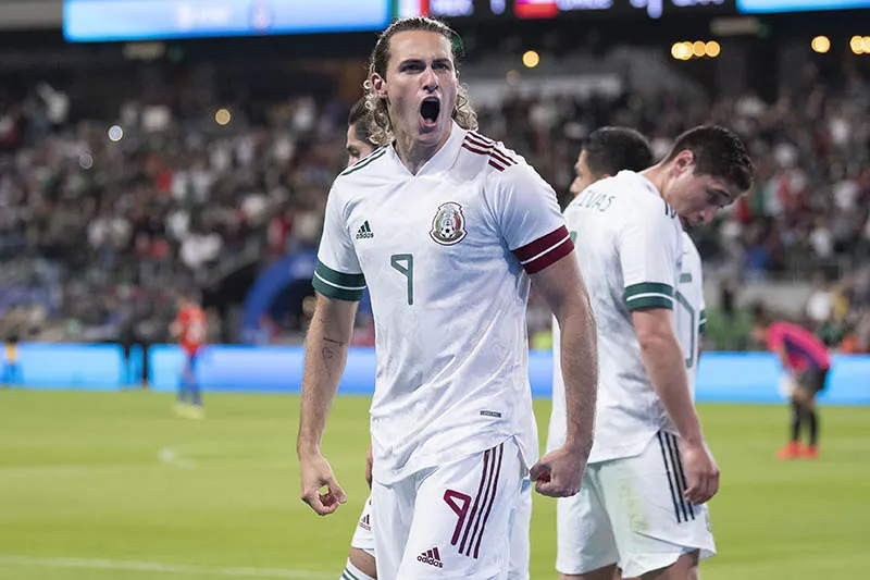 IMAGO7 Santiago Giménez festeja un gol con el Tri