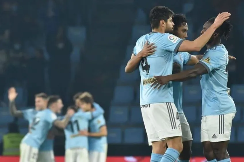 INSTAGRAM: @rccelta Néstor Araujo abrazando a sus compañeros