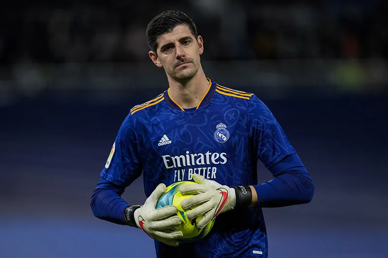 AP Courtois durante un duelo con el Real Madrid