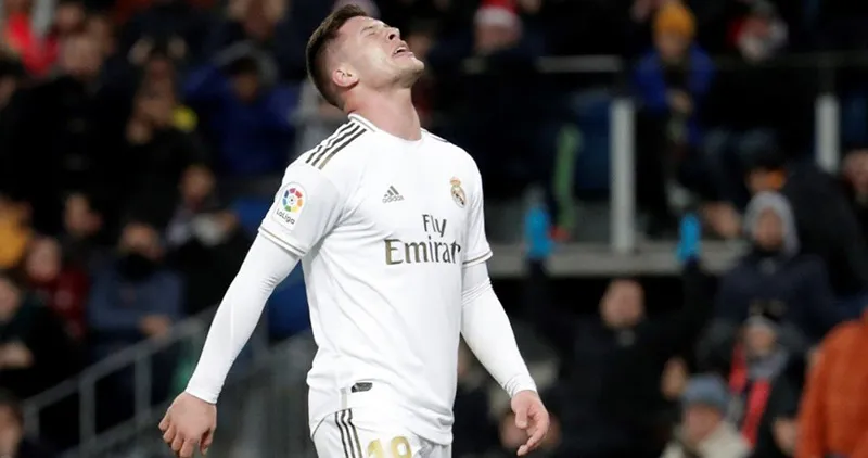 EFE Luka Jovic durante un duelo con el Real Madrid