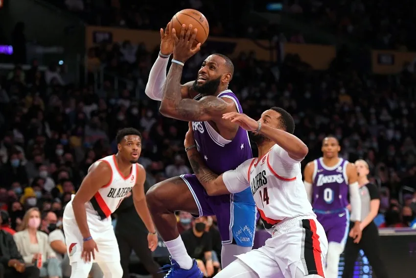 AP LeBron James en el juego entre Lakers y Portland