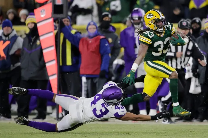 AP Aaron Jones escapa con el balón