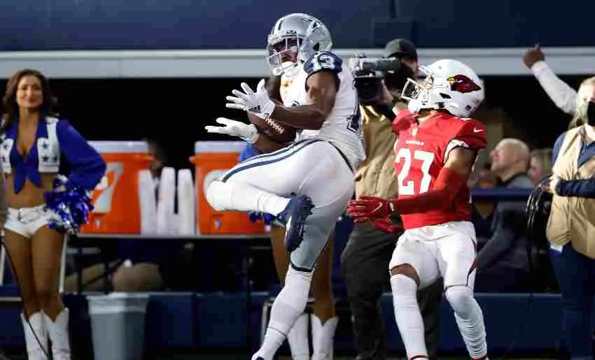 AP Gallup recibiendo el pase de Dak, después se lesionó