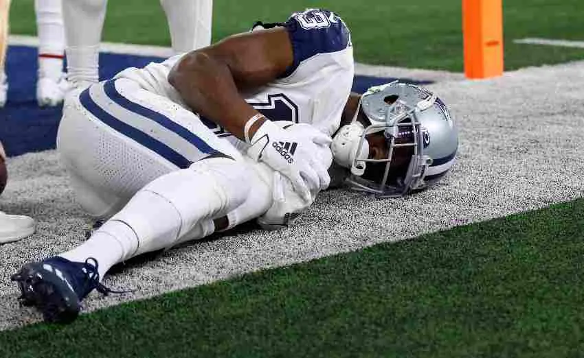 AP Michael Gallup lesionado en el césped