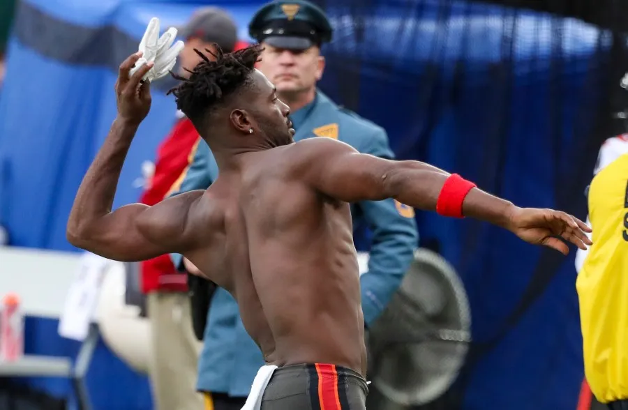 AP Brown avienta su playera a las gradas