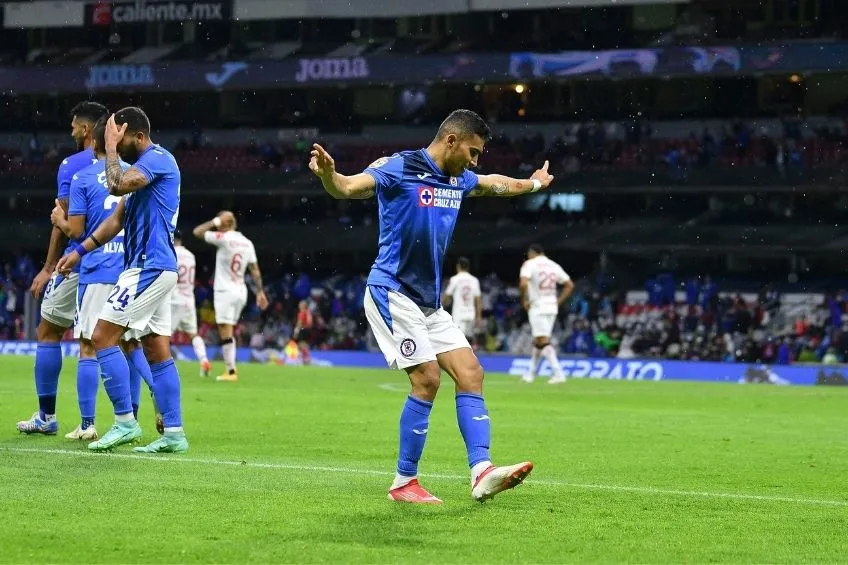 IMAGO7 Orbelín Pineda festejando un gol con Cruz Azul