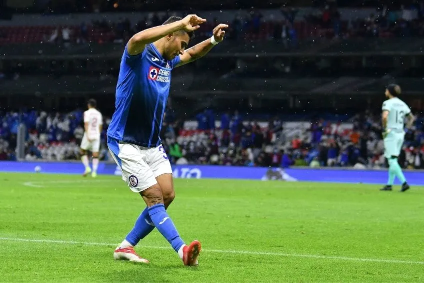 IMAGO7 Orbelín Pineda festejando un gol con Cruz Azul