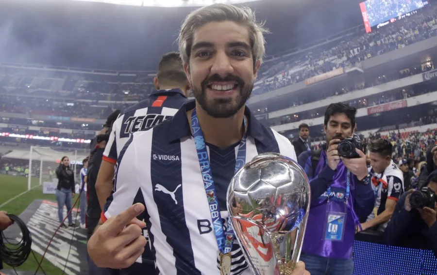 IMAGO7 El futbolista con el trofeo de Campeón con La Pandilla