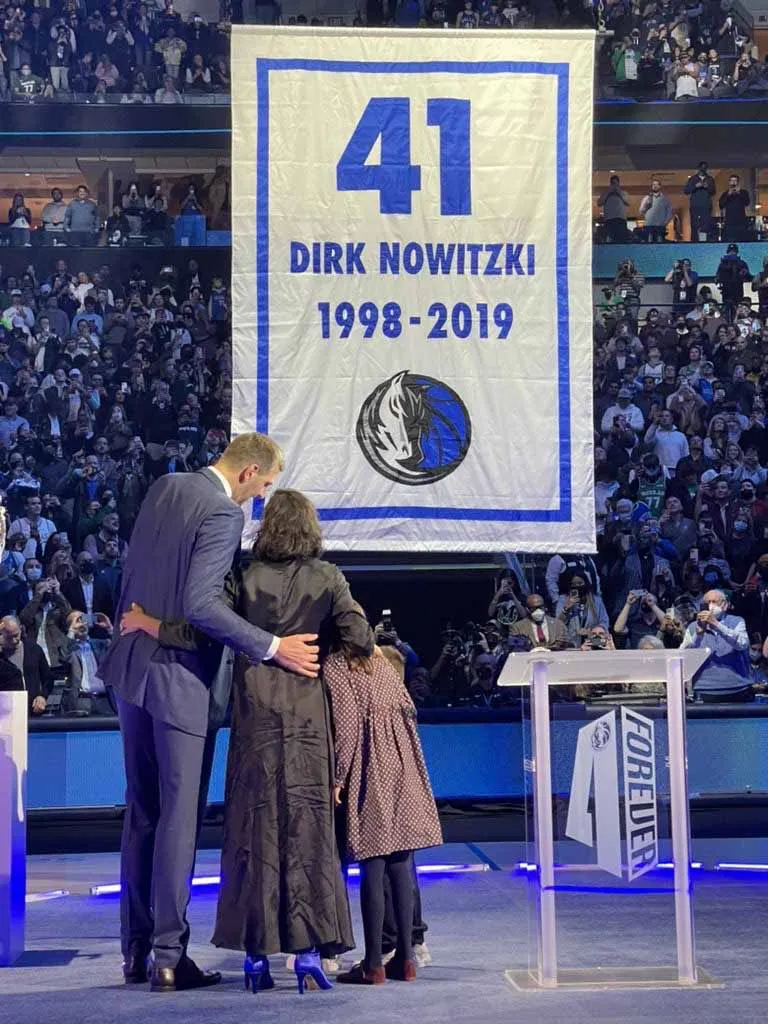 TWITTER @Dallasmavesp Dirk Nowitzki con su familia en la retirada de su número