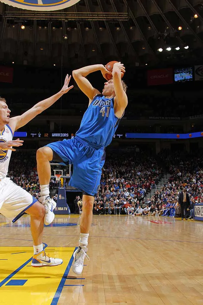 TWITTER @Dallasmavesp Dirk Nowitzki en un partido contra los Warriors