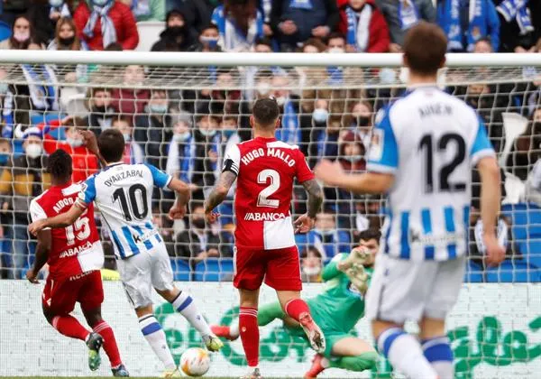 EFE Mikel Oyarzabal anota para la Real Sociedad