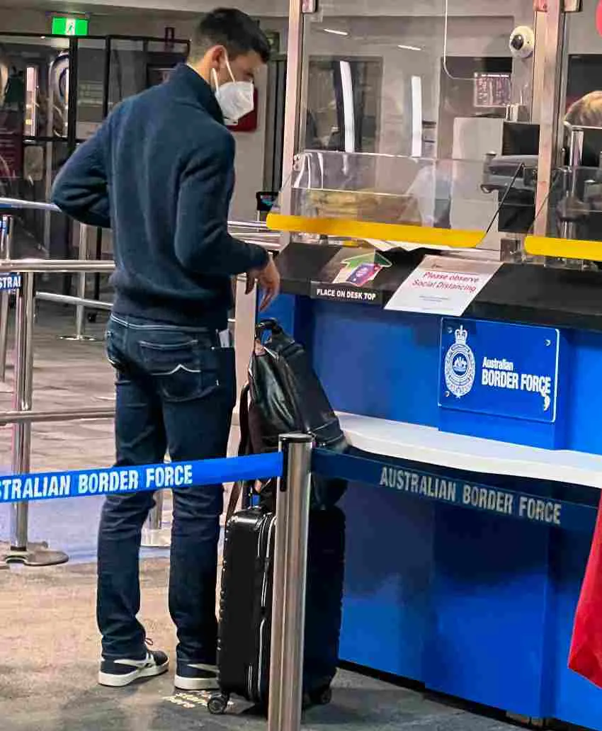 AP Novak siendo retenido en Melbourne