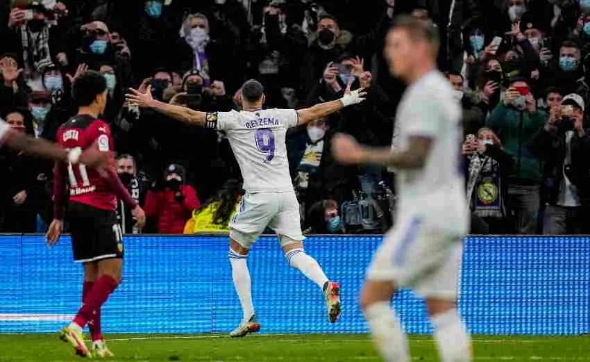 AP Benzema tras anotar su gol 300 con el Madrid