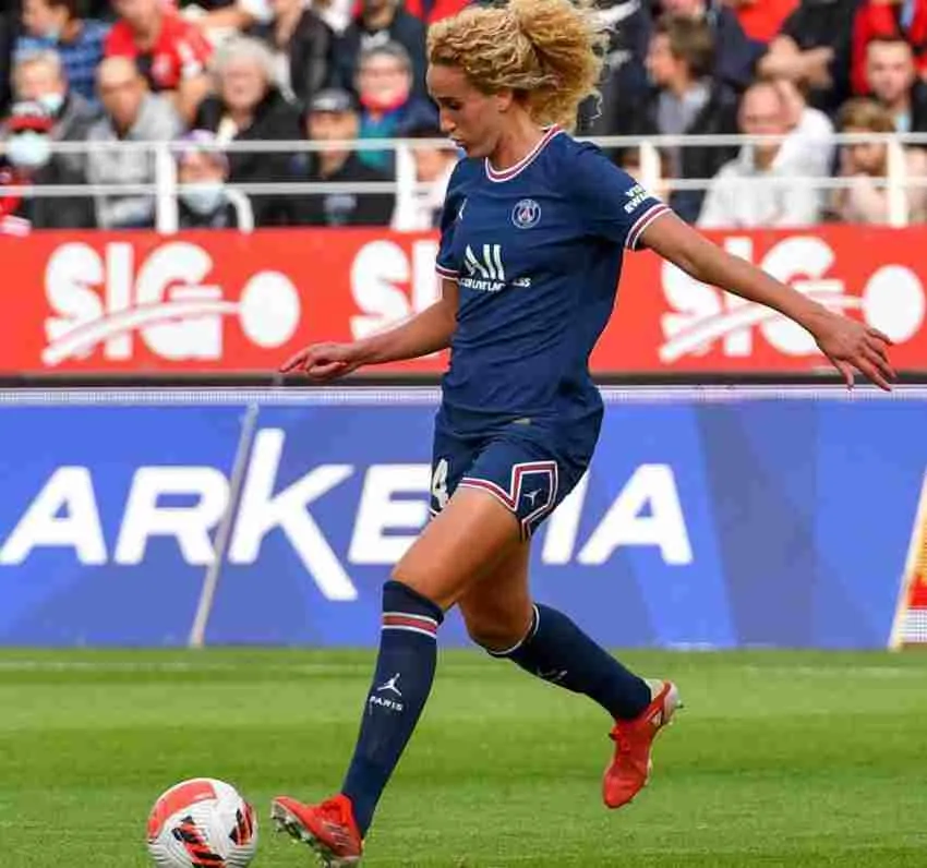 INSTAGRAM: @kheirahamroui Hamraoui jugando con el París