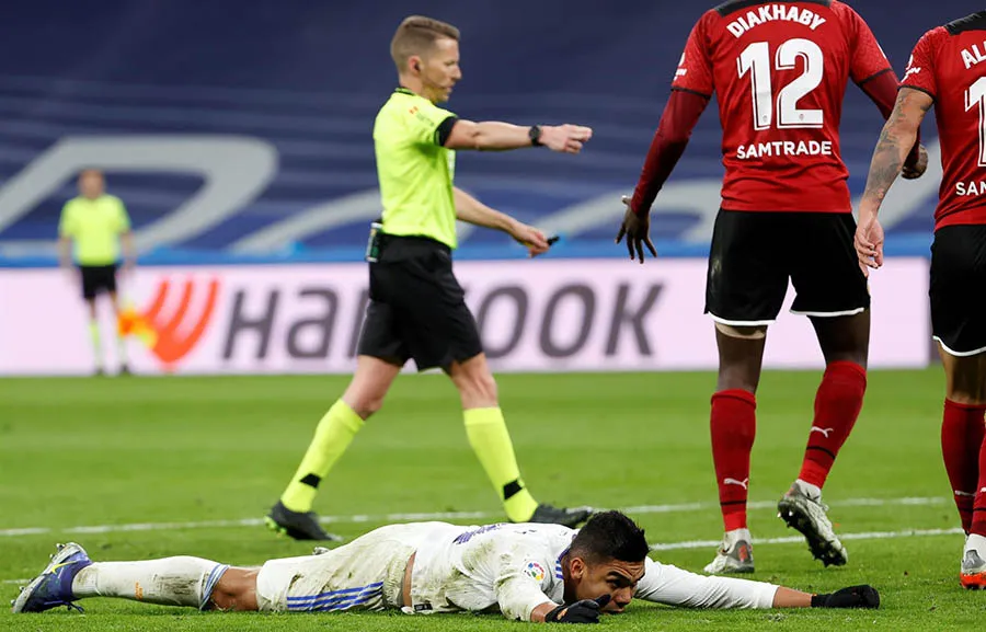 EFE Casemiro en el césped tras recibir falta