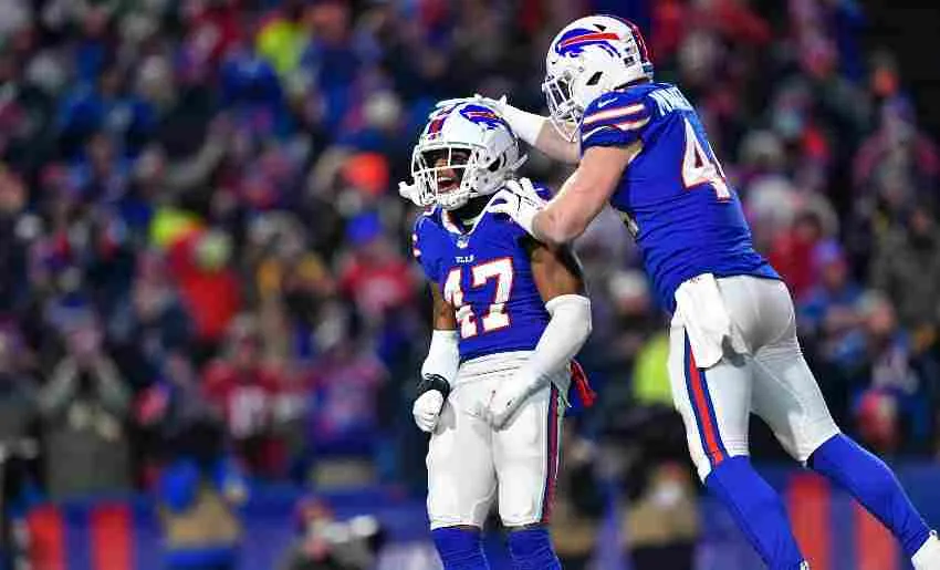 AP Cam Lewis festeja el triunfo