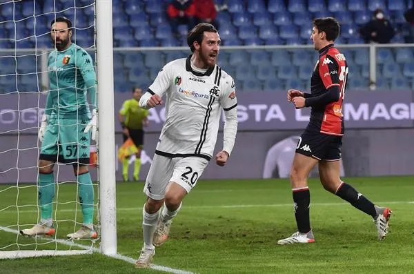 EFE Simone Bastoni anota para el Spezia