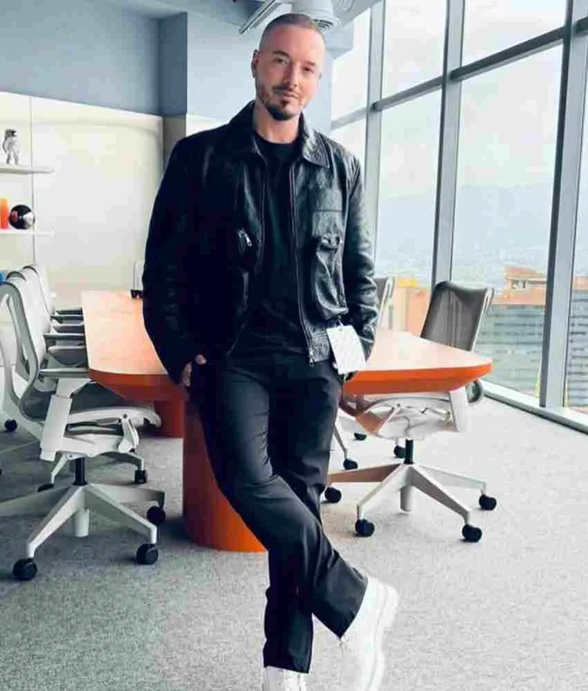 INSTAGRAM: @jbalvin J Blavin posando para una fotografía