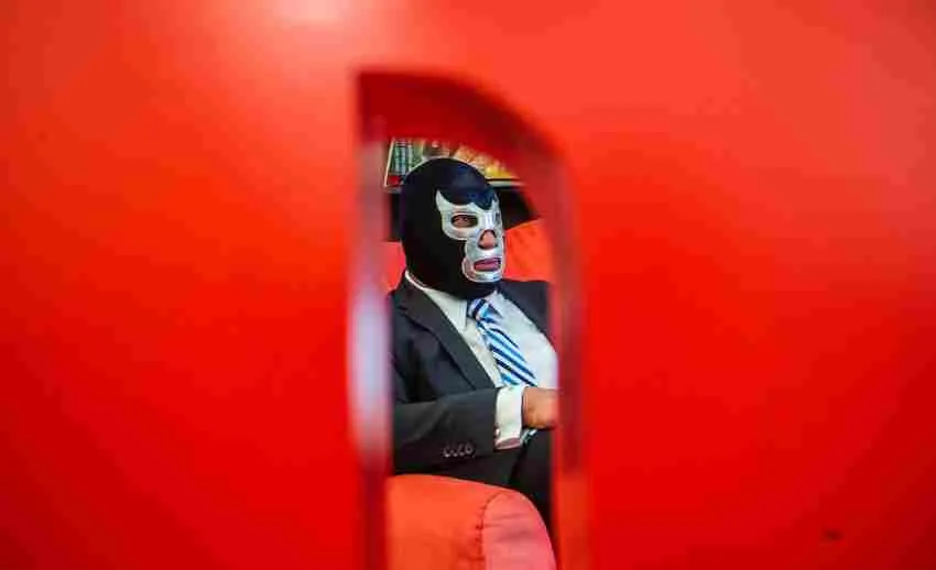 MIGUEL PONTÓN Blue Demon Jr. en las oficinas de RÉCORD