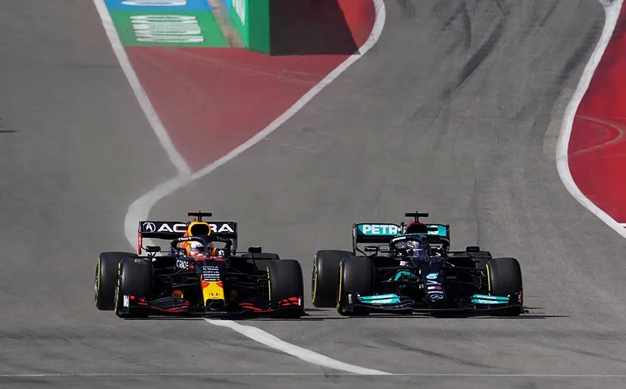 EFE Hamilton y Verstappen en la última vuelta en Abu Dabi