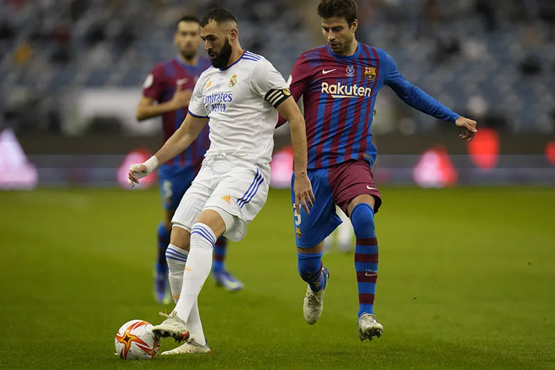 AP Piqué pelea un esférico contra Benzema