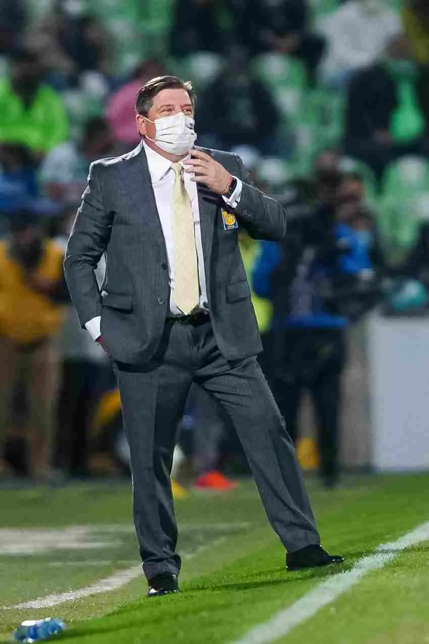 IMAGO7 Piojo Herrera dirigiendo a Tigres